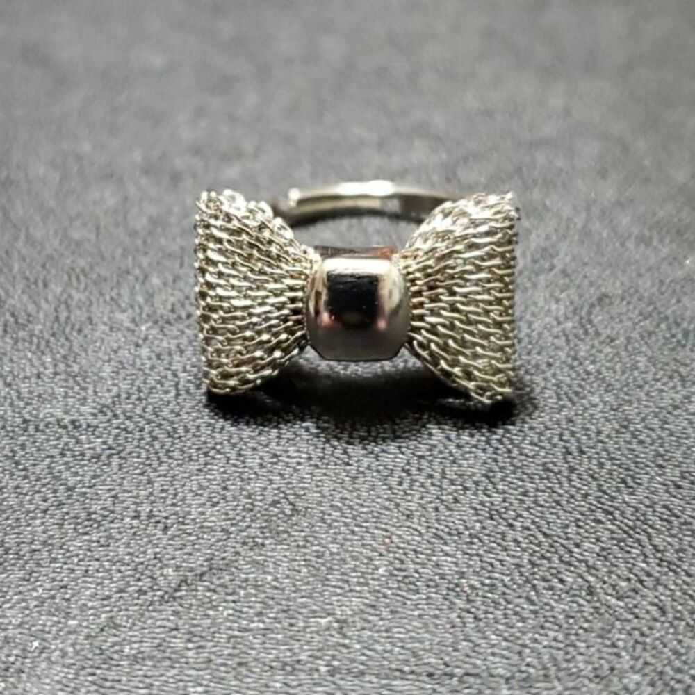 Silver tone bow ring size 6